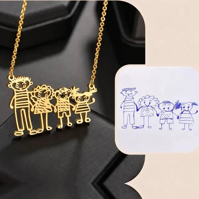 Colar dourado com o desenho de uma família feito por uma criança