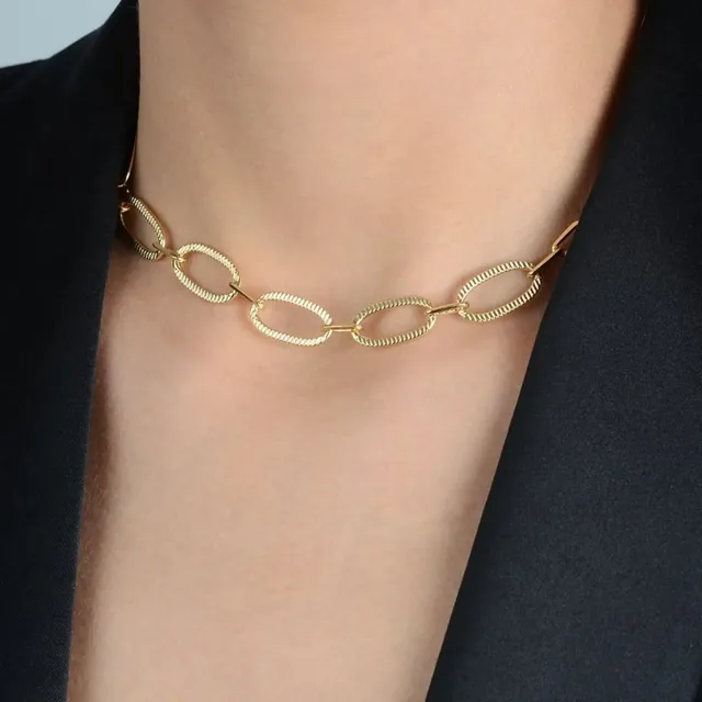 Colar dourado de elos ovais trabalhados