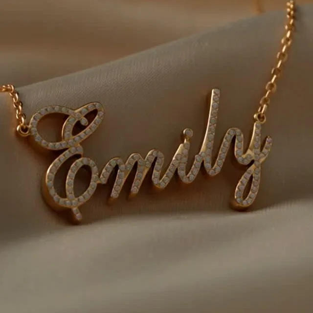 Colar dourado com o nome Emily em letra cursiva cravejada