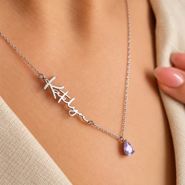Colar fino prateado com nome em letra cursiva e uma gota lilás