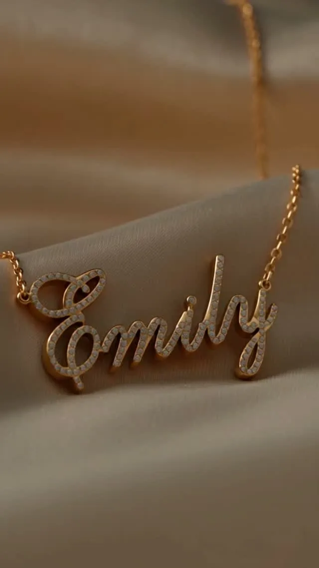Colar dourado com o nome Emily em letra cursiva cravejada